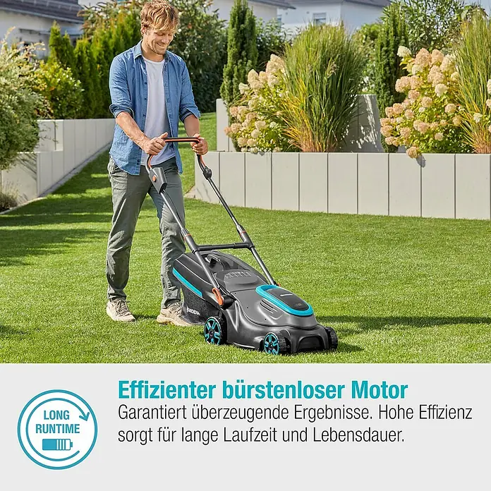 Gardena Power for All 18V Akku-Rasenmäher PowerMax 37/36V - 18 V, Ohne Akku, Schnittbreite: 37 cm - Ein Mann mäht Rasen mit einem Gardena Akku-Rasenmäher. Der Rasenmäher ist grau mit türkisen Akzenten und hat einen bürstenlosen Motor.
