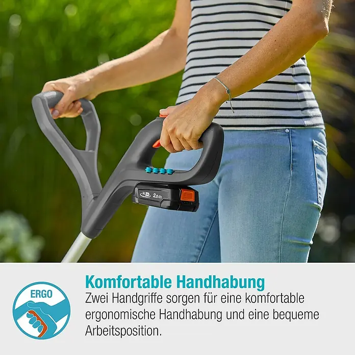 Gardena Power for All 18V Akku-Rasentrimmer - 18 V, 2 Ah, Li-Ionen, Ohne Akku, Schnittbreite Messer: 23 cm - Nahaufnahme einer Person, die einen GARDENA Akku-Trimmer mit ergonomischem Griff hält, der Komfort und einfache Handhabung verspricht.
