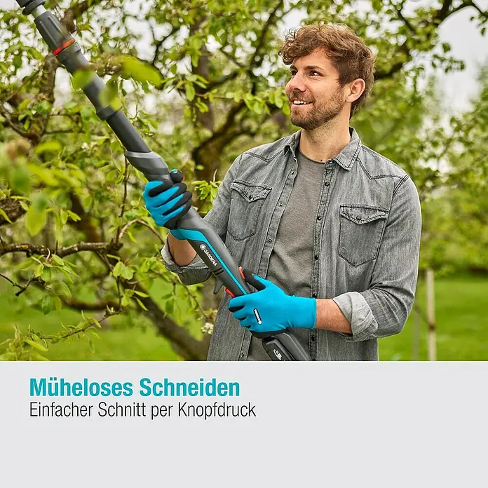 Gardena Power for All 18V Baumschere HighCut - 18 V, 1 Akku, Max. Aststärke: 28 mm, Länge: 255,7 cm - Ein Mann benutzt eine Gardena Akku-Teleskop-Heckenschere zum mühelosen Schneiden von Ästen im Garten.