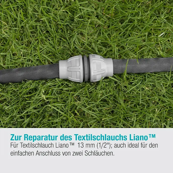Gardena Reparator Liano™ - Passend für: Gardena Textilschlauches Liano™ 13 mm (1/2") - Das Bild zeigt eine Gardena Liano™ Textilschlauch-Reparaturkupplung auf Gras. Ideal zur Reparatur oder Verlängerung von Schläuchen.