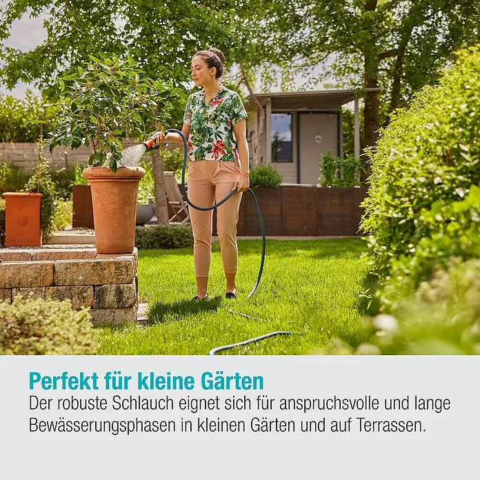Gardena Gartenschlauch Liano Xtreme Set - Schlauch, Wasserstop, Schlauchverbinder, 2x Hahnverbinder, Bewässerungsbrause - Frau gießt Pflanzen mit einem flexiblen Gartenschlauch, ideal für kleine Gärten und Terrassen.