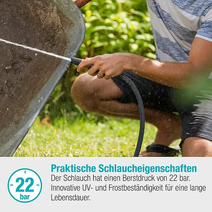 Gardena Gartenschlauch Liano Life Set - 20 m, Schlauchdurchmesser: 13 mm - Schlauch im Einsatz: Ein Mann reinigt eine Schubkarre mit einem robusten, UV- und frostbeständigen Schlauch mit 22 bar Berstdruck.