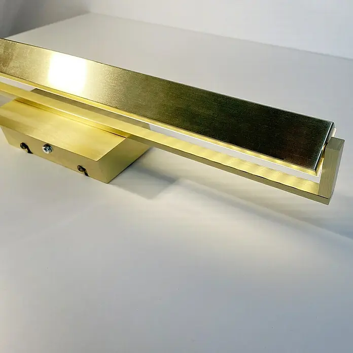 Fischer & Honsel LED-Wandleuchte Pare - 20 W, L x B x H: 10 x 60 x 10 cm, Messing, Mehrfarbig - Nahaufnahme einer modernen, goldenen Wandleuchte mit LED-Beleuchtung, die ein warmes, einladendes Licht ausstrahlt und das elegante Design betont.