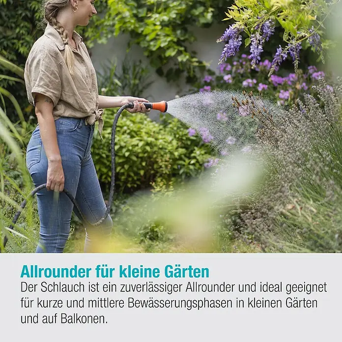 Gardena Gartenschlauch Liano Life - 10 m, Schlauchdurchmesser: 13 mm - Eine Frau bewässert ihren Garten mit einem flexiblen Gartenschlauch, ideal für kleine Gärten und Balkone.