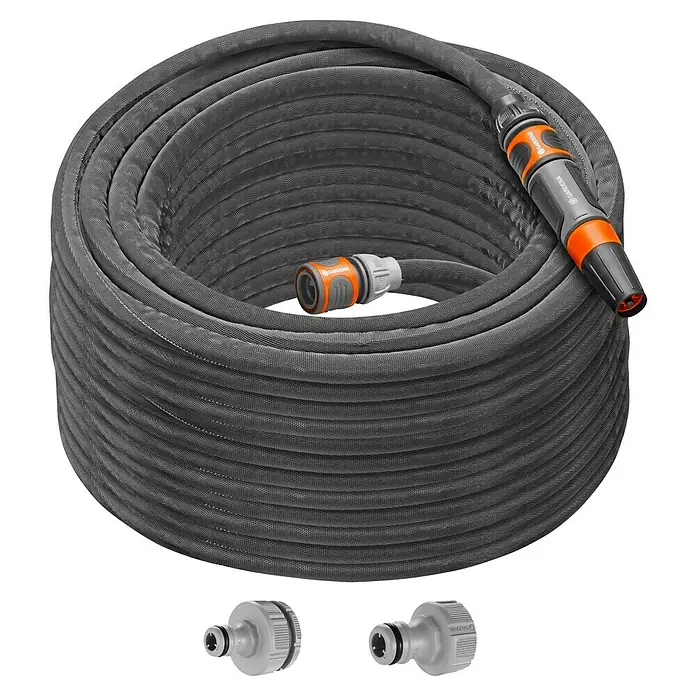 Gardena Gartenschlauch Liano Life Set - 30 m, Schlauchdurchmesser: 13 mm - Eine aufgerollte Gardena Textilschlauch Liano Xtreme Gartenschlauch mit orangefarbenen Aufsätzen.