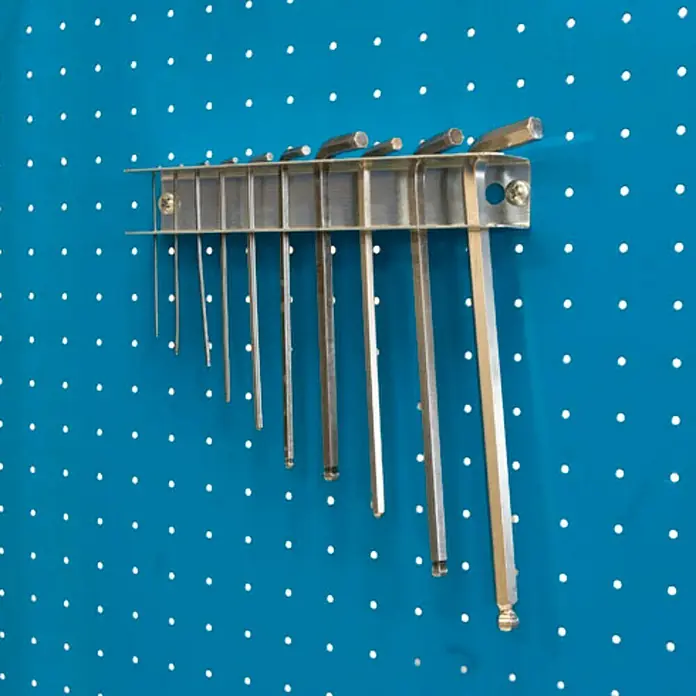 Simonrack Panelclick Soporte de panel para herramientas ACC 002 - Apto para: Destornillador - Un juego de llaves Allen en un soporte montado en un tablero perforado azul. Una herramienta práctica para un almacenamiento seguro.