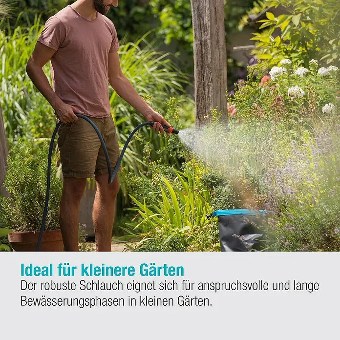 Gardena Gartenschlauch Liano Xtreme Set mit Aufbewahrungstasche - 15 m, Schlauchdurchmesser: 13 mm - Ein Mann bewässert mit einem robusten Schlauch seinen Garten. Der Schlauch ist ideal für anspruchsvolle Bewässerung in kleinen Gärten.