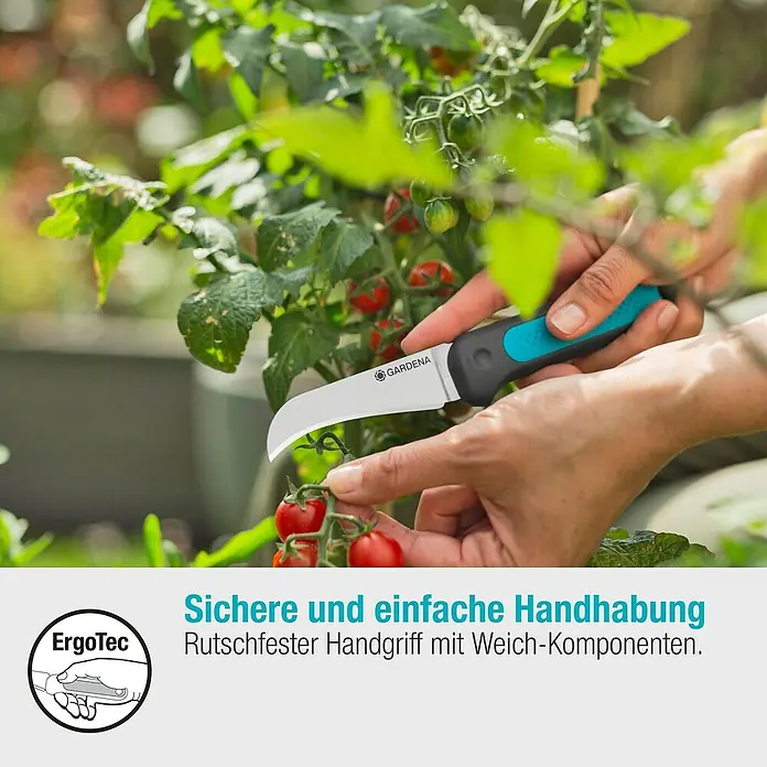 Gardena Erntemesser VeggieCut - Länge: 20,3 cm - Nahaufnahme eines Gardena Erntemessers beim Pflücken von Tomaten. Ergonomischer Griff für sichere und einfache Handhabung.