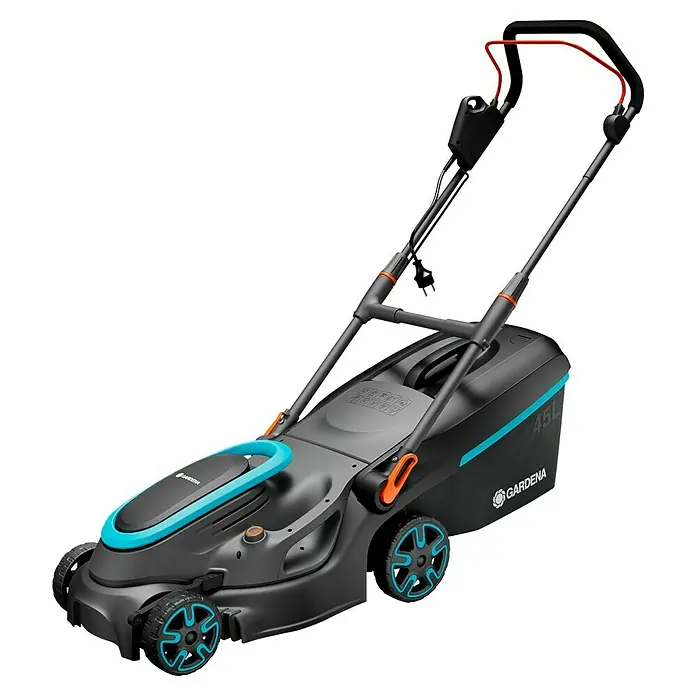Gardena Elektro-Rasenmäher PowerMax 1800/37 G2 - 1.800 W, Schnittbreite: 37 cm - Ein Gardena Rasenmäher mit blauem Akzent. Der Mäher ist auf einem schwarzen Hintergrund dargestellt, der Fokus liegt auf den blauen Elementen.