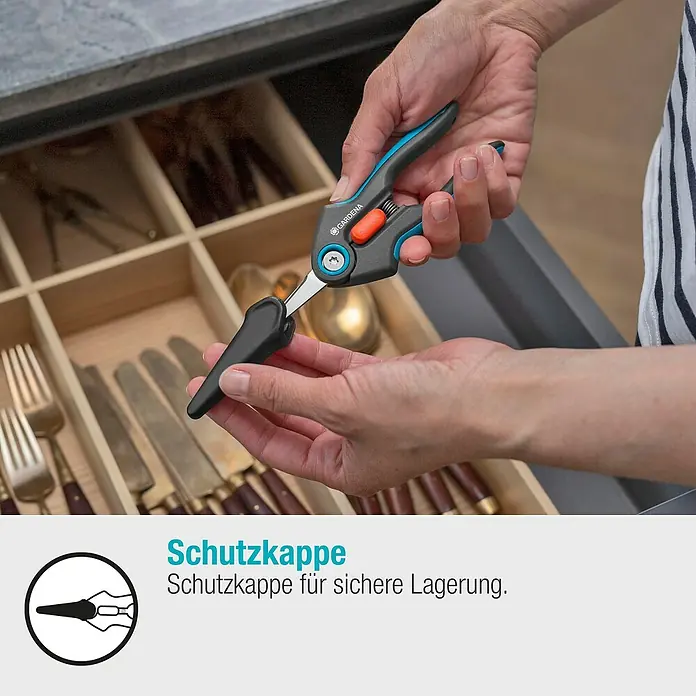 Gardena Schere FreshCut - Geeignet für: Kräuter - Nahaufnahme der GARDENA-Ernteschere mit Schutzkappe, die für eine sichere Aufbewahrung in einer Schublade mit Besteck sorgt.