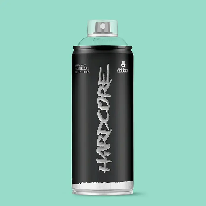 mtn Pintura decorativa en spray Hardcore - Verde max, Brillante, 400 ml - Primer plano de una lata de aerosol Montana Colors MTN Hardcore en negro con letras plateadas sobre un fondo verde menta.