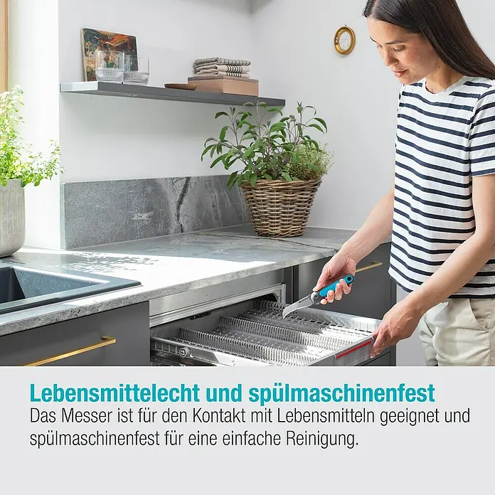 Gardena Erntemesser VeggieCut - Länge: 20,3 cm - Eine Frau legt ein Gardena Messer mit blauen Griff in die Spülmaschine. Das Messer ist lebensmittelecht und spülmaschinenfest.