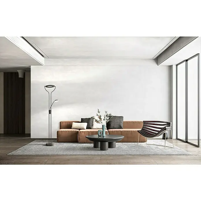 Fischer & Honsel LED-Stehleuchte Davos - 36,5 W, Höhe: 180 cm, Sandschwarz, Mehrfarbig - Wohnzimmer mit braunem Sofa, modernem Couchtisch, Stehlampe und einem stilvollen Sessel auf einem gemusterten Teppich. Helle, minimalistische Einrichtung.