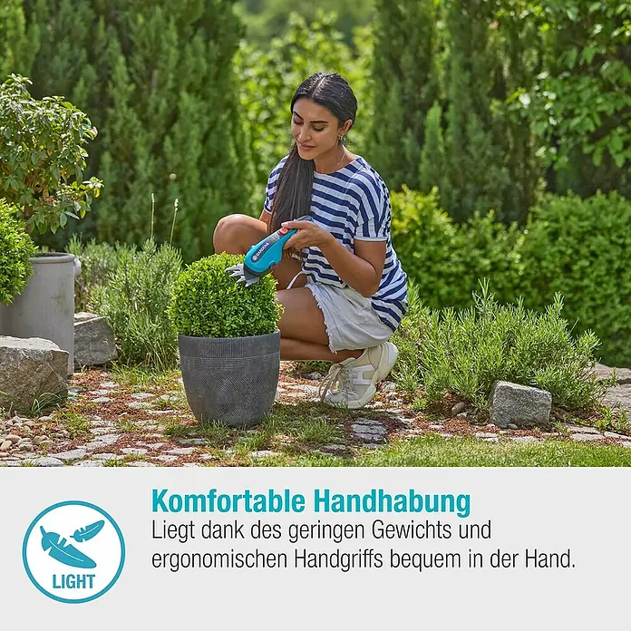 Gardena ClassicCut Akku-Grasschere Li - 3,6 V, 1 Akku, Schwertbreite: 8 cm - Frau schneidet Buchsbaumkugel mit Gardena Akku-Grasschere. Das Gerät liegt dank geringem Gewicht gut in der Hand.