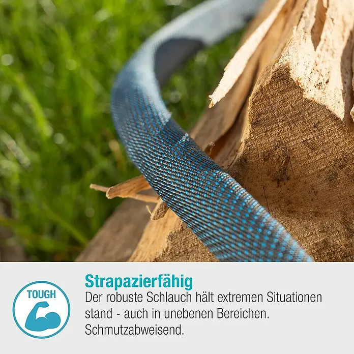 Gardena Gartenschlauch Liano Xtreme Set - Schlauch, Wasserstop, Schlauchverbinder, 2x Hahnverbinder, Bewässerungsbrause - Nahaufnahme eines robusten, blauen Schlauchs, der auf einem Holzstück liegt. Der Schlauch ist strapazierfähig und schmutzabweisend.