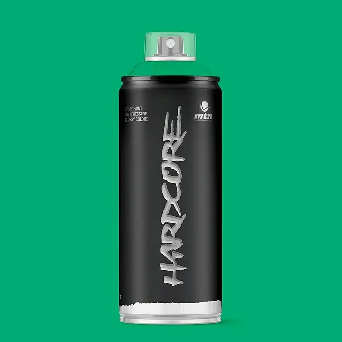 mtn Pintura decorativa en spray Hardcore - Verde valle, Brillante, 400 ml - Una lata de spray MTN Montana Colors Hardcore con una tapa verde y letras plateadas sobre un fondo negro, con un fondo verde.