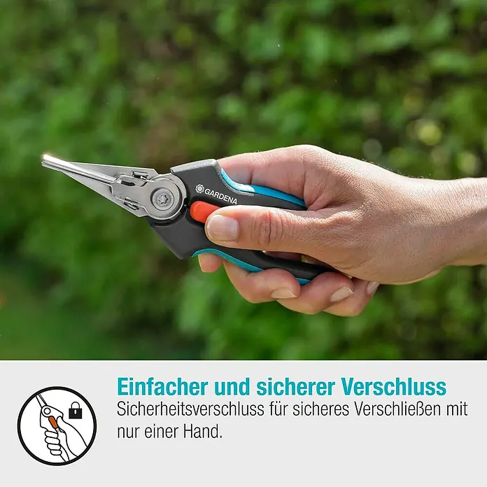 Gardena Schere GripCut - Länge: 15,6 cm - Nahaufnahme einer Hand, die eine Gardena Astschere hält. Im Hintergrund ist eine grüne Hecke zu sehen.
