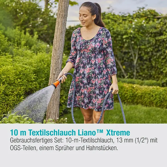 Gardena Gartenschlauch Liano Xtreme Set - Schlauch, Wasserstop, Schlauchverbinder, 2x Hahnverbinder, Bewässerungsbrause - Eine Frau gießt mit einem Gardena Liano™ Xtreme 10 m Textilschlauch ihren Garten. Das Set ist gebrauchsfertig mit OGS-Teilen.