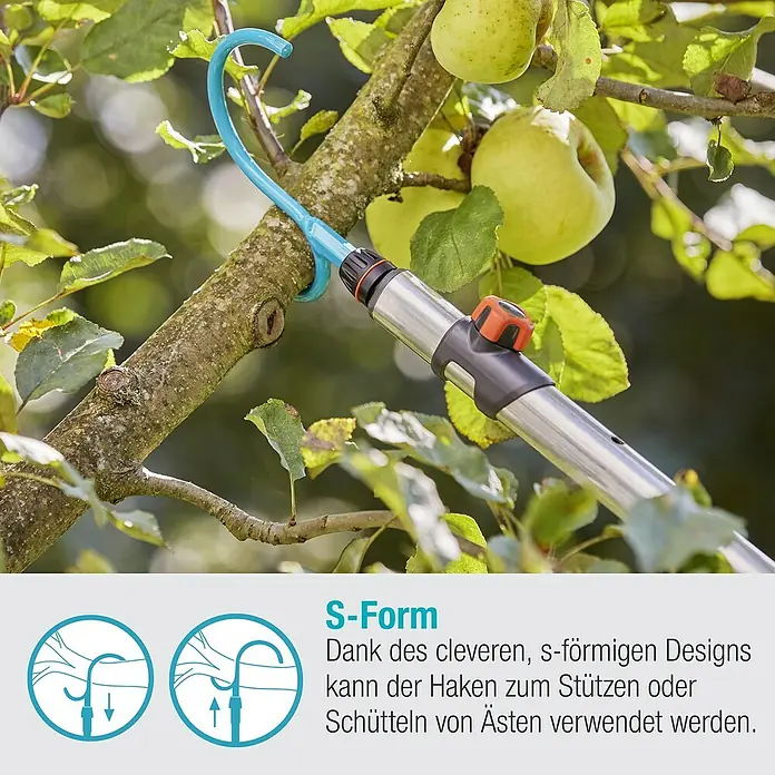 Gardena Combisystem Haken - Länge: 25,8 cm - Nahaufnahme eines Gardena Obstpflückers, der an einem Ast befestigt ist.