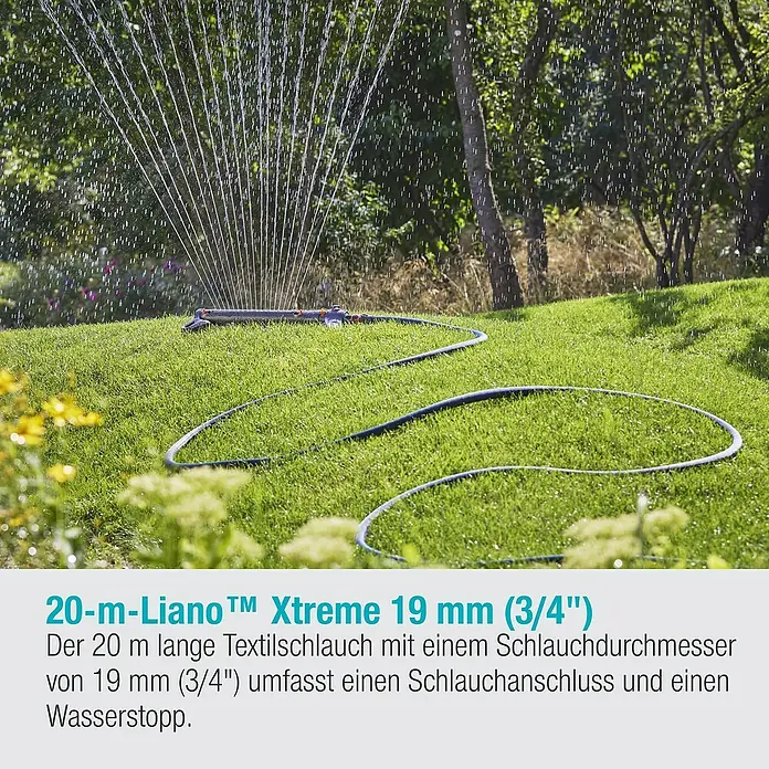Gardena Gartenschlauch Liano Xtreme Set - 20 m, Schlauchdurchmesser: 19 mm - Das Bild zeigt einen 20-m-Liano™™ Xtreme 19 mm (3/4") Gartenschlauch mit einem Rasensprenger, der einen Rasen bewässert.