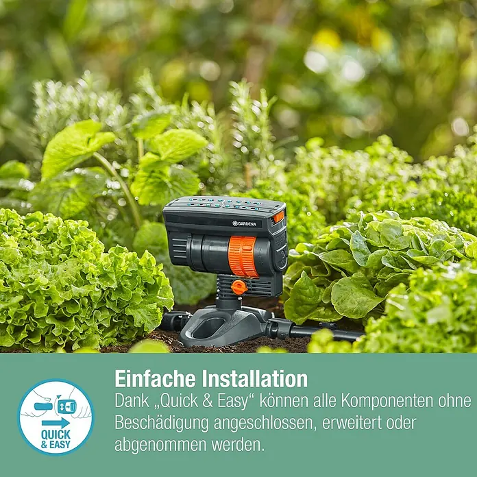 Gardena Micro-Drip Viereckregner OS 90 - Max. Regnerfläche: 90 m², Schwarz/Orange - Bild eines GARDENA Vielflächenregners im Einsatz, umgeben von Pflanzen, mit dem Hinweis auf die einfache Installation.