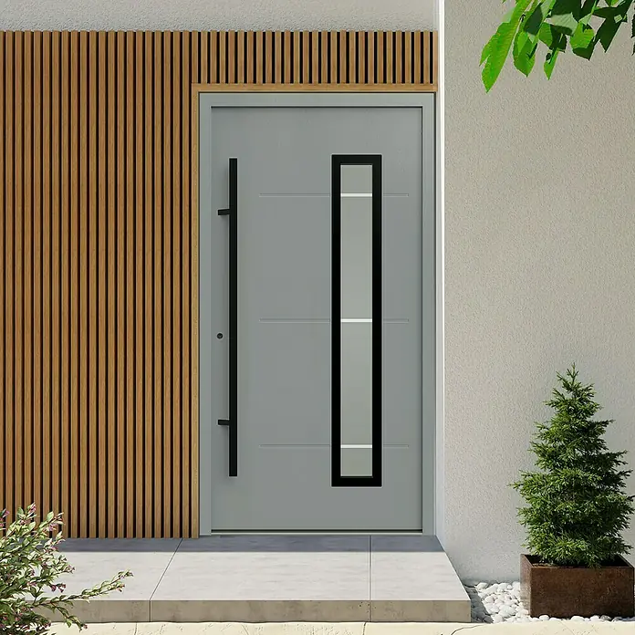 Gerda Haustür Thermo Prime 75 Garda - 110 x 210 cm, DIN Anschlag: Links, Grau, Schwarze Details - Moderne Haustür in Grau mit vertikalem Fenster und schwarzem Rahmen, ergänzt durch Holzpaneele und minimalistische Bepflanzung.