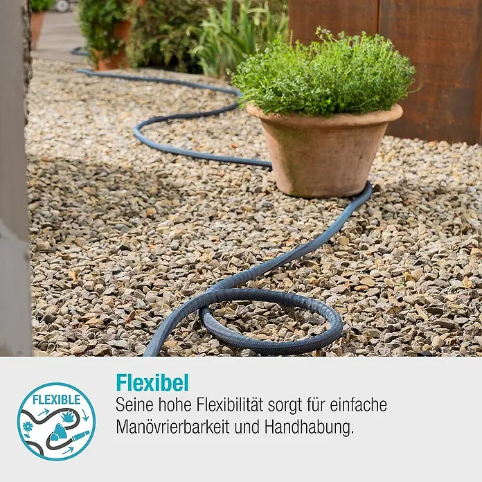Gardena Gartenschlauch Liano Xtreme Set - Schlauch, Wasserstop, Schlauchverbinder, 2x Hahnverbinder, Bewässerungsbrause - Flexibler Gartenschlauch liegt im Garten unter einem Blumentopf. Seine hohe Flexibilität ermöglicht eine einfache Handhabung.