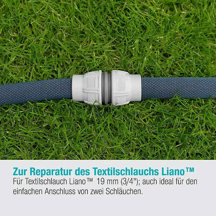 Gardena Reparator Liano™ - Passend für: Gardena Textilschlauches Liano™ 19 mm (3/4") - Nahaufnahme einer Liano™ Textilschlauch-Reparaturkupplung auf grünem Gras.