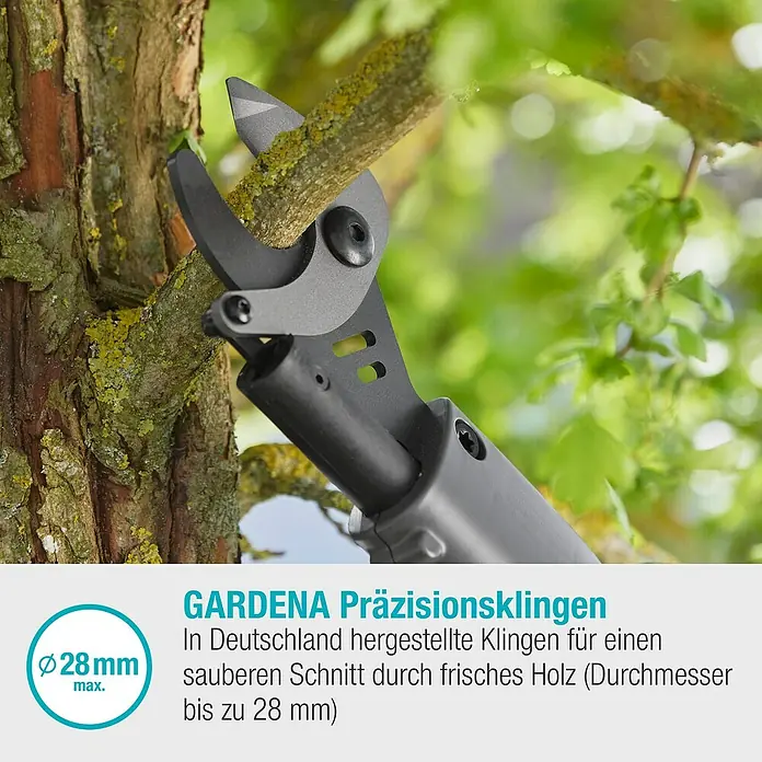 Gardena Power for All 18V Baumschere EasyCut - 18 V, Ohne Akku, Max. Aststärke: 32 mm - Astschneider von GARDENA im Einsatz. Präzise Klingen schneiden Äste bis 28 mm Durchmesser sauber ab.