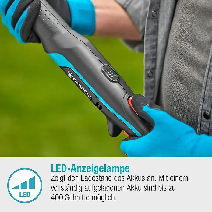 Gardena Power for All 18V Baumschere HighCut - 18 V, 1 Akku, Max. Aststärke: 28 mm, Länge: 360 cm - Nahaufnahme einer GARDENA Akku-Gras- und Strauchschere mit LED-Anzeige, die den Ladestand des Akkus anzeigt.