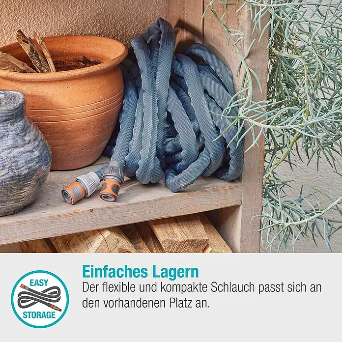 Gardena Gartenschlauch Liano Xtreme Set - 20 m, Schlauchdurchmesser: 19 mm - Ein flexibler, blauer Gartenschlauch, der sich kompakt aufrollt, liegt auf einem Regal neben Töpfen und Pflanzen.