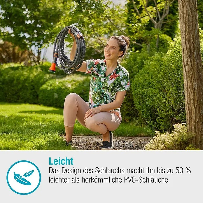 Gardena Gartenschlauch Liano Life Set - 30 m, Schlauchdurchmesser: 13 mm - Frau hält leichten Gartenschlauch hoch.