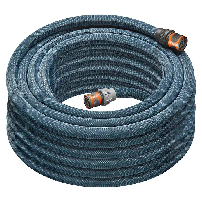 Gardena Gartenschlauch Liano Xtreme Set - 20 m, Schlauchdurchmesser: 19 mm - Ein aufgerollter, blauer Gartenschlauch mit orangefarbenen Anschlüssen. Das robuste Produkt ist ideal für die Gartenbewässerung.