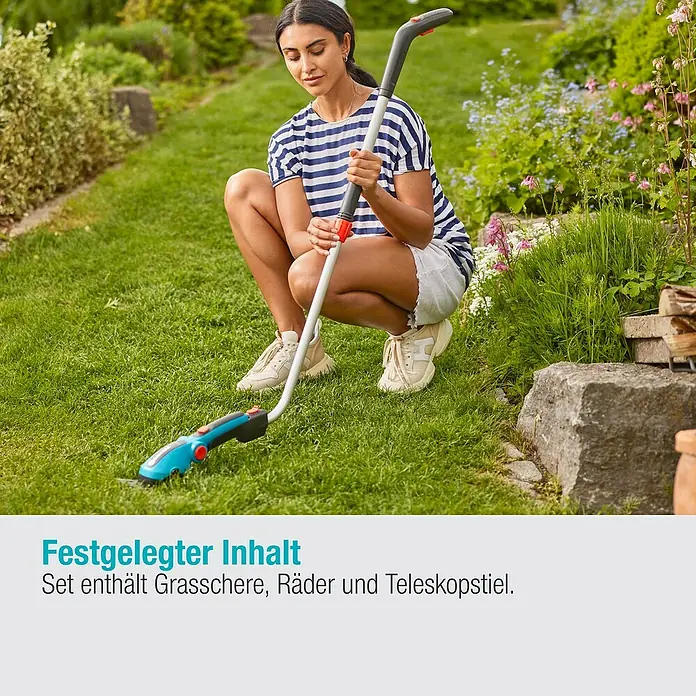 Gardena ComfortCut Akku-Grasschere Li Set - 3,6 V, 1 Akku, Schwertbreite: 8 cm - Eine Frau hockt im Garten und benutzt eine Akku-Grasschere mit Teleskopstiel, um den Rasen zu trimmen.