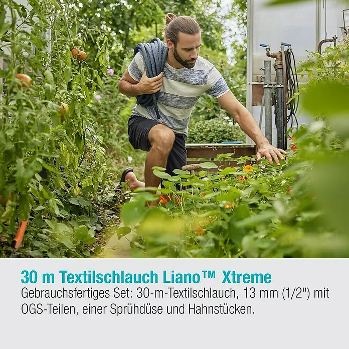Gardena Gartenschlauch Liano Xtreme Set - 30 m, Schlauchdurchmesser: 13 mm - Ein Mann im Garten mit dem 30 m Textilschlauch Liano™ Xtreme Set, ideal für die Gartenbewässerung.