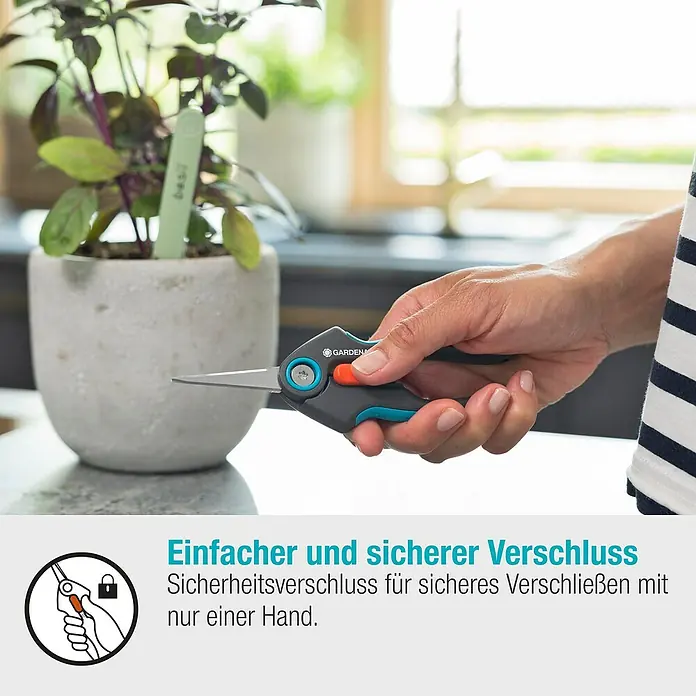 Gardena Schere FreshCut - Geeignet für: Kräuter - Bild einer Hand, die eine Gardena-Schere mit Sicherheitsverschluss hält, ideal zum einfachen und sicheren Schneiden.