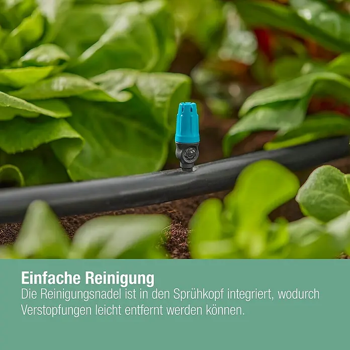Gardena Micro-Drip Kleinflächendüse - 10 Stk., 1/2" x 13 mm - Nahaufnahme eines blauen Bewässerungsreglers, der an einem schwarzen Schlauch in einem Garten befestigt ist.
