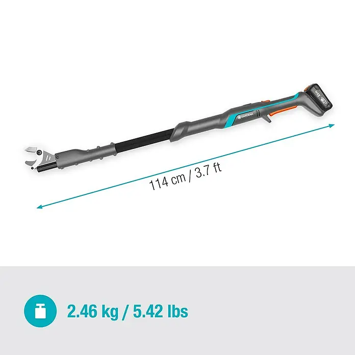 Gardena Power for All 18V Baumschere EasyCut - 18 V, 1 Akku, Max. Aststärke: 32 mm - Das Bild zeigt eine Gardena Akku-Hoch-Astschere mit Teleskopstiel, die 114 cm lang ist und 2,46 kg wiegt. Ideal zum Schneiden hoher Äste.