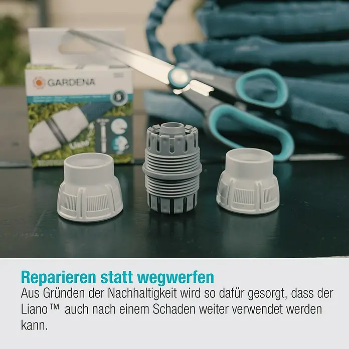 Gardena Reparator Liano™ - Passend für: Gardena Textilschlauches Liano™ 13 mm (1/2") - Nahaufnahme von Gardena-Reparaturteilen, die die Nachhaltigkeit des Produkts betonen.