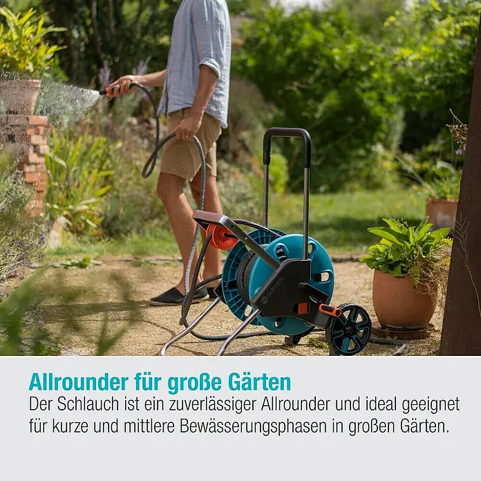 Gardena Gartenschlauch Liano Life Set - 30 m, Schlauchdurchmesser: 13 mm - Bild eines Gardena Schlauchwagens im Einsatz, ideal für große Gärten zur Bewässerung.