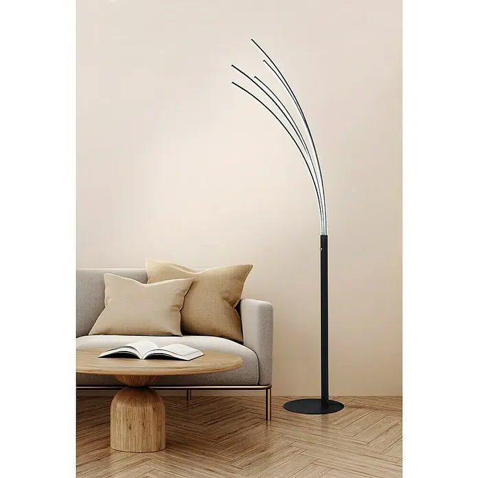 Fischer & Honsel LED-Stehleuchte Ellmau - 33 W, Höhe: 190 cm, Sandschwarz, Mehrfarbig - Elegante Stehlampe mit geschwungenen Leuchtenarmen in modernem Design, neben einem Sofa und einem Holztisch platziert.
