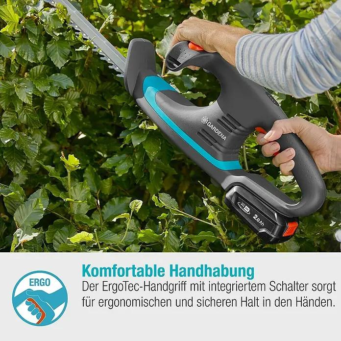 Gardena Power for All 18V Akku-Heckenschere EasyCut - 18 V, Li-Ionen, Ohne Akku - Nahaufnahme einer GARDENA Akku-Heckenschere, die von einer Person bedient wird, mit Fokus auf das ergonomische Design und die Akkuanzeige.