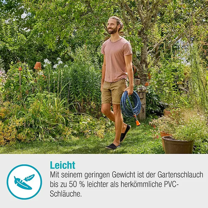 Gardena Gartenschlauch Liano Xtreme Set - 15 m, Schlauchdurchmesser: 13 mm - Ein Mann hält einen leichten Gartenschlauch in seinem Garten.