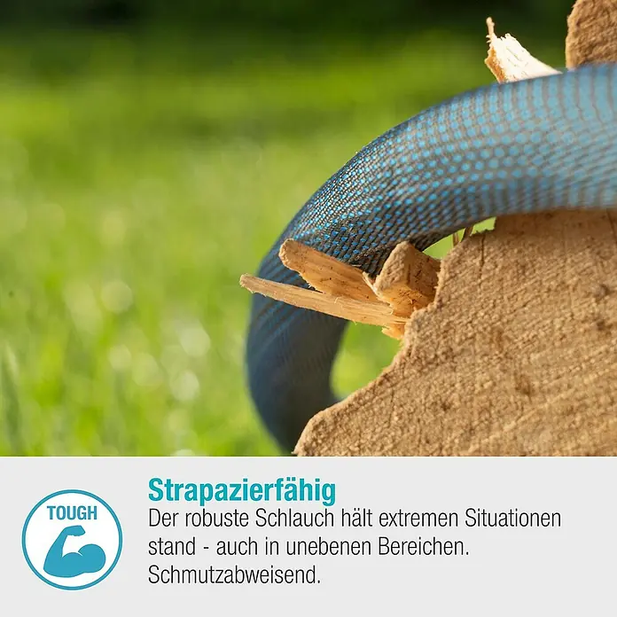Gardena Gartenschlauch Liano Xtreme Set - 25 m, Schlauchdurchmesser: 13 mm - Nahaufnahme eines robusten, blauen Gartenschlauchs, der über ein Stück Holz geführt wird, mit dem Hinweis auf seine Strapazierfähigkeit.