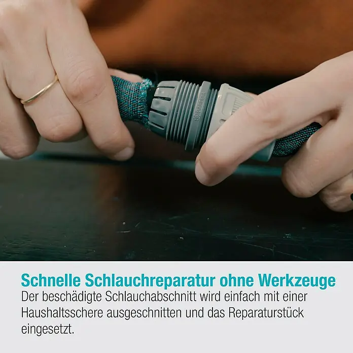 Gardena Reparator Liano™ - Passend für: Gardena Textilschlauches Liano™ 13 mm (1/2") - Nahaufnahme einer Person, die einen GARDENA Schlauchreparatur-Verbinder an einem flexiblen Gartenschlauch befestigt, um eine schnelle Reparatur zu ermöglichen.