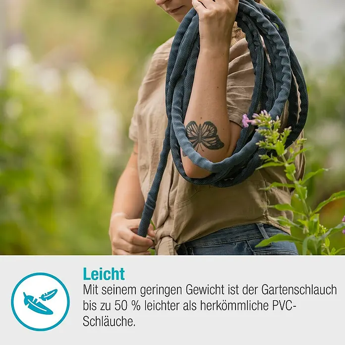 Gardena Gartenschlauch Liano Xtreme Set - 30 m, Schlauchdurchmesser: 13 mm - Frau hält einen leichten, blauen Gartenschlauch um ihren Arm, der bis zu 50 % leichter ist als herkömmliche PVC-Schläuche.