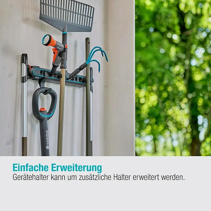 Gardena Halterung Flex - 10 kg, Kunststoff - Gartenwerkzeug-Halterung an einer Wand mit verschiedenen Gartengeräten wie Rechen, Schaufel und Spritzpistole.