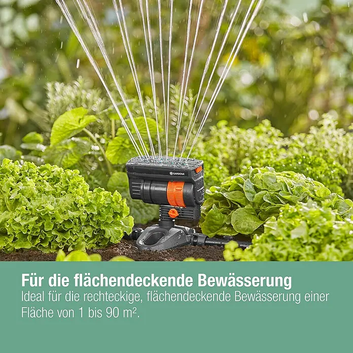 Gardena Micro-Drip Viereckregner OS 90 - Max. Regnerfläche: 90 m², Schwarz/Orange - Der Gardena Viereckregner AquaZoom Compact im Einsatz, ideal für die Bewässerung rechteckiger Flächen von 1 bis 90 m².