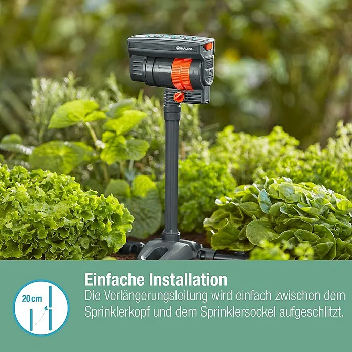 Gardena Micro-Drip Verlängerungsrohr für OS 90 - 2 Stk., Länge: 20 cm - Das Bild zeigt einen GARDENA Vielflächenregner Tango, der auf einer Verlängerung montiert ist, inmitten eines Gartens.