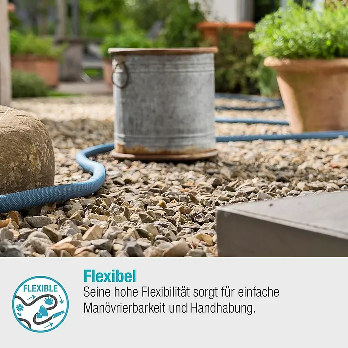 Gardena Gartenschlauch Liano Xtreme Set - 15 m, Schlauchdurchmesser: 13 mm - Ein flexibler Gartenschlauch schlängelt sich durch einen Steingarten, der seine einfache Handhabung und Manövrierbarkeit demonstriert.